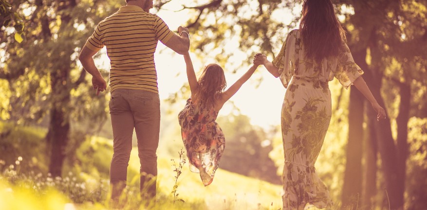 famille heureuse se promenant dans les bois