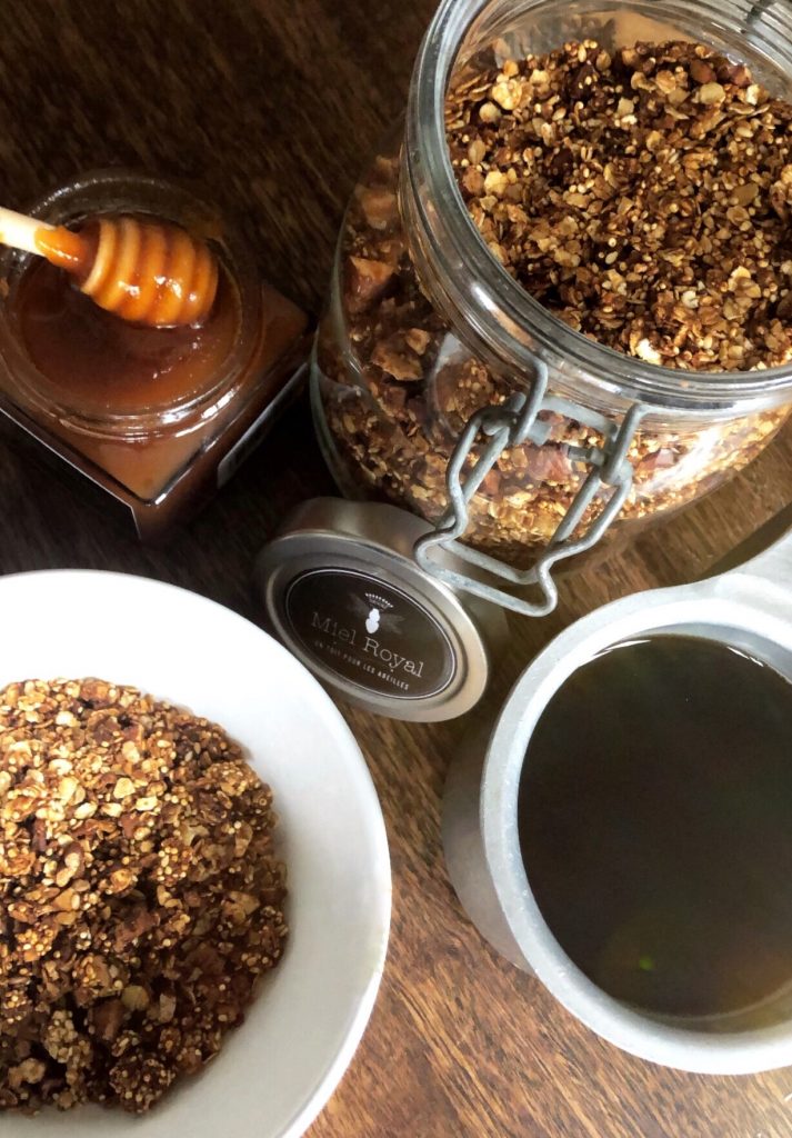 Photo du granola en bocal verre avec un café et le pot de miel