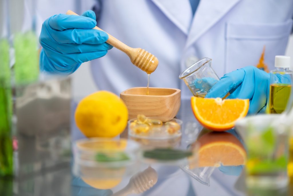 Scientifique teste le miel pour la cosmétique bio
